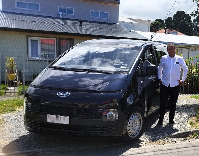 Foto de Oscar Lobos con vehículo