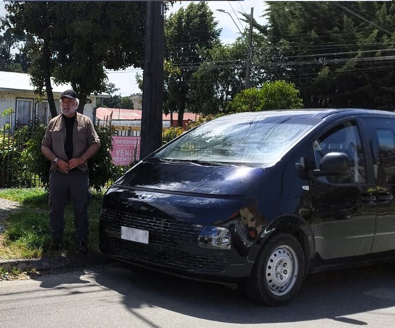 Foto de Enrique Lobos con vehículo